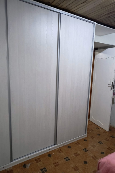 Guada roupa porta de corre