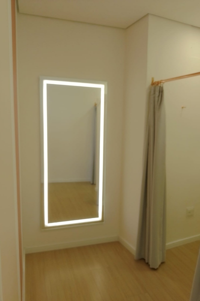 Loja de roupa espelho com led