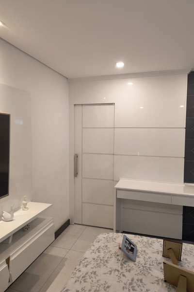 Sala Planejada Painel de tv porta embutida e aparador